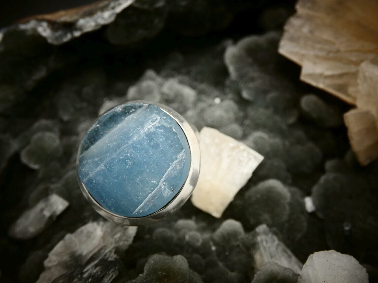 Ring Aquamarin, rund, roh, Größe 55-62, offene Ringschiene