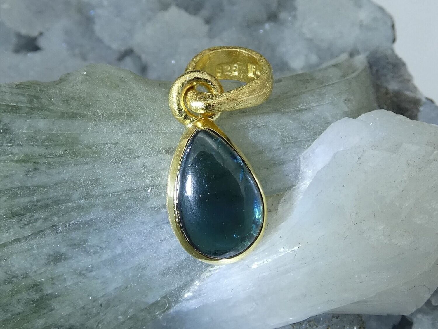 Anhänger Indigolith (blauer Turmalin), Tropfenform, vergoldet 5µ