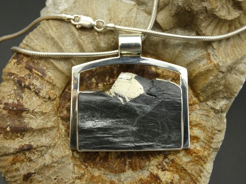 Anhänger Schieferpyrit, Motiv Berg, Silberfassung 925, 4,2 x 3,3 cm Anhänger Schieferpyrit, Motiv Berg, Silberfassung 925, 4,2 x 3,3 cm