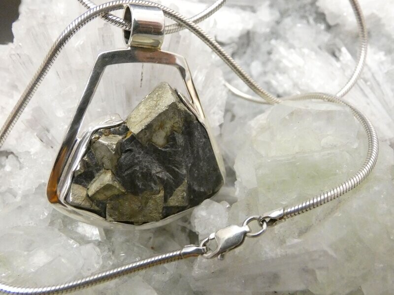 Anhänger Schieferpyrit, Motiv Berg, Silberfassung 925 Anhänger Schieferpyrit, Motiv Berg, Silberfassung 925