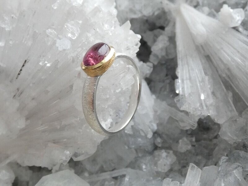Ring Turmalin, rot, cabochon, Silber 925, gebürstet, bicolor, teilvergoldet 5µ, Ringgröße: ca. 53 Ring Turmalin, rot, cabochon, Silber 925, gebürstet, bicolor, teilvergoldet 5µ, Ringgröße: ca. 53