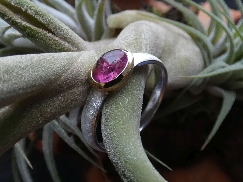 Ring Turmalin, rot, cabochon, Silber 925, gebürstet, bicolor, teilvergoldet 5µ, Ringgröße: ca. 56 Ring Turmalin, rot, cabochon, Silber 925, gebürstet, bicolor, teilvergoldet 5µ, Ringgröße: ca. 56