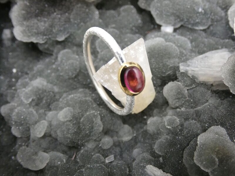 Ring Turmalin, rot, cabochon, Silber 925, gebürstet, bicolor, teilvergoldet 5µ, Ringgröße: ca. 54,5 Ring Turmalin, rot, cabochon, Silber 925, gebürstet, bicolor, teilvergoldet 5µ, Ringgröße: ca. 54,5