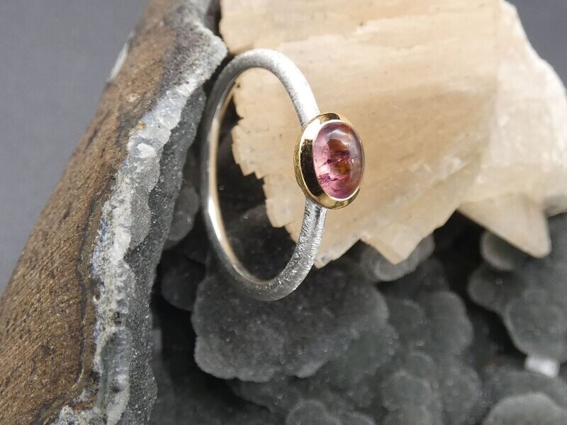 Ring Turmalin, rot, cabochon, Silber 925, gebürstet, bicolor, teilvergoldet 5µ, Ringgröße: ca. 56 Ring Turmalin, rot, cabochon, Silber 925, gebürstet, bicolor, teilvergoldet 5µ, Ringgröße: ca. 56