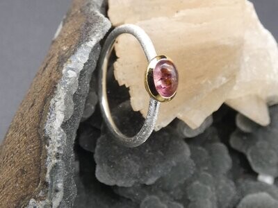 Ring Turmalin, rot, cabochon, Silber 925, gebürstet, bicolor, teilvergoldet 5µ, Ringgröße: ca. 56 Ring Turmalin, rot, cabochon, Silber 925, gebürstet, bicolor, teilvergoldet 5µ, Ringgröße: ca. 56