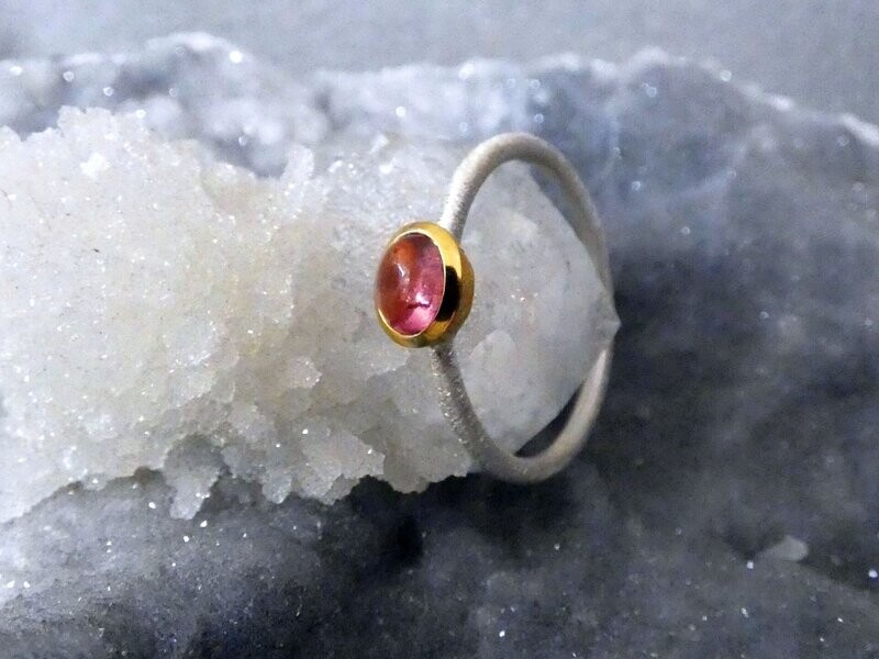 Ring Turmalin, rot, cabochon, Silber 925, gebürstet, bicolor, teilvergoldet 5µ, Ringgröße: ca. 58 Ring Turmalin, rot, cabochon, Silber 925, gebürstet, bicolor, teilvergoldet 5µ, Ringgröße: ca. 58