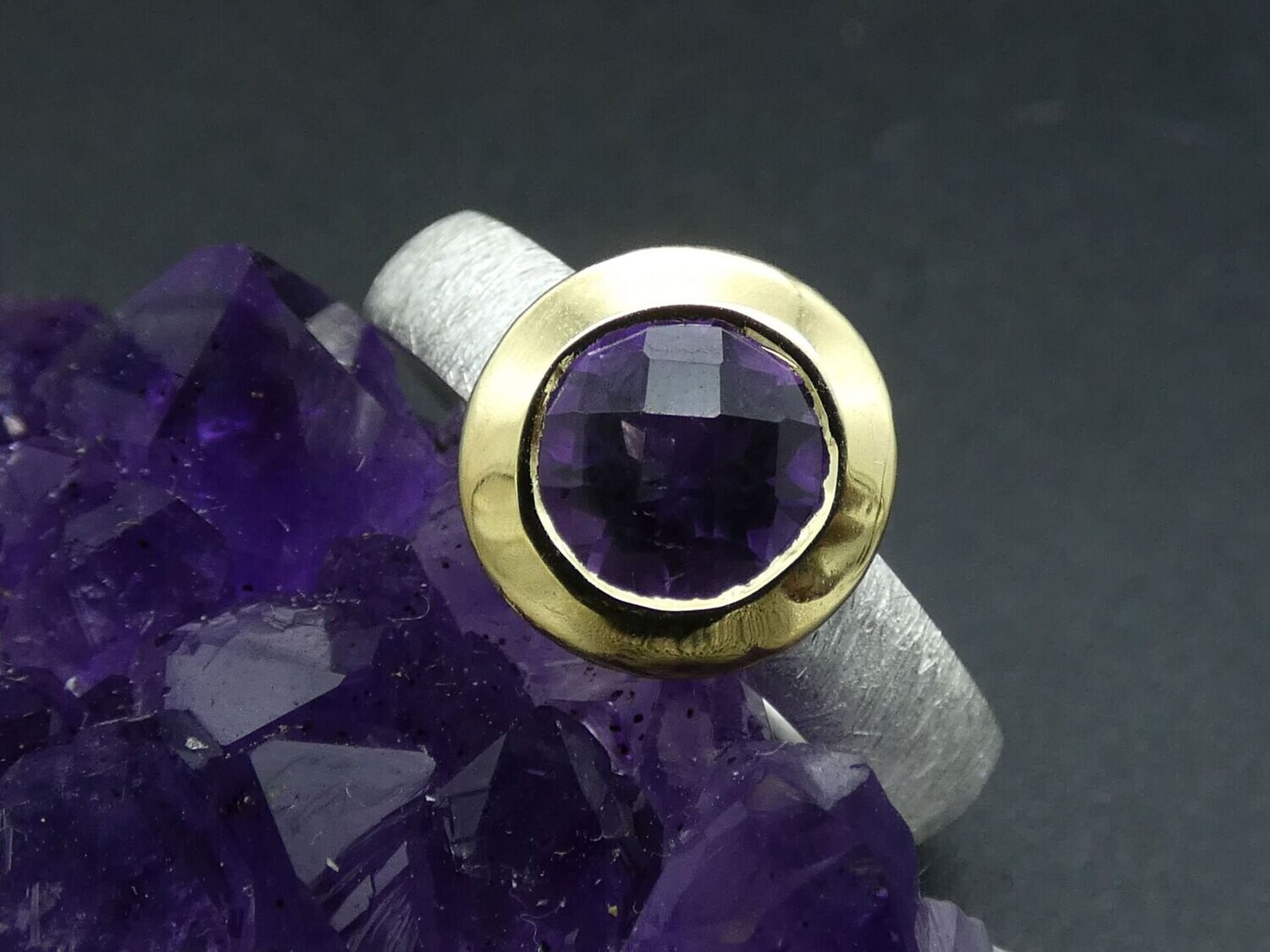 Ring Amethyst, facettiert, Größe 59, rund, Silber 925 gebürstet, bicolor