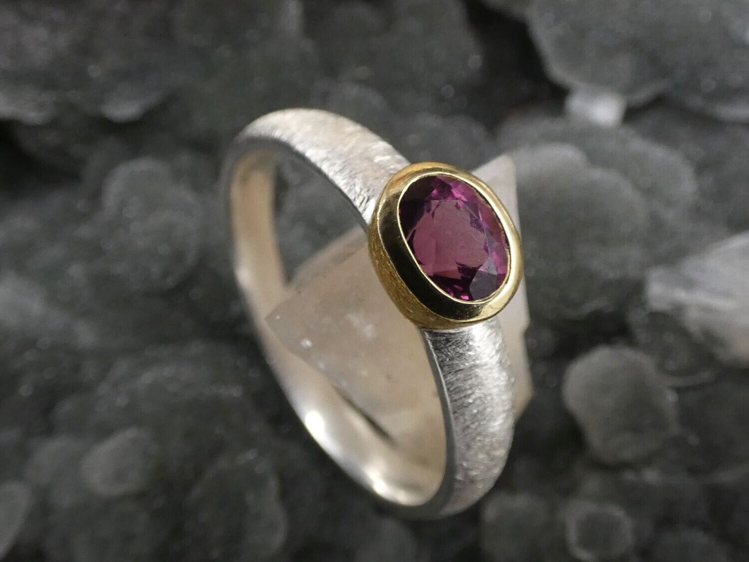 Ring Rhodolit, Granat, facettiert,  bicolor, Silber 925, teilvergoldet 5µ, Größe 56