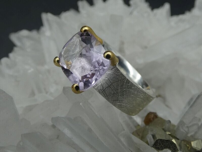 Ring Amethyst, facettiert, Größe 53, Silber 925, bicolor, Krallenfassung vergoldet 5µ Ring Amethyst, facettiert, Größe 53, Silber 925, bicolor, Krallenfassung vergoldet 5µ
