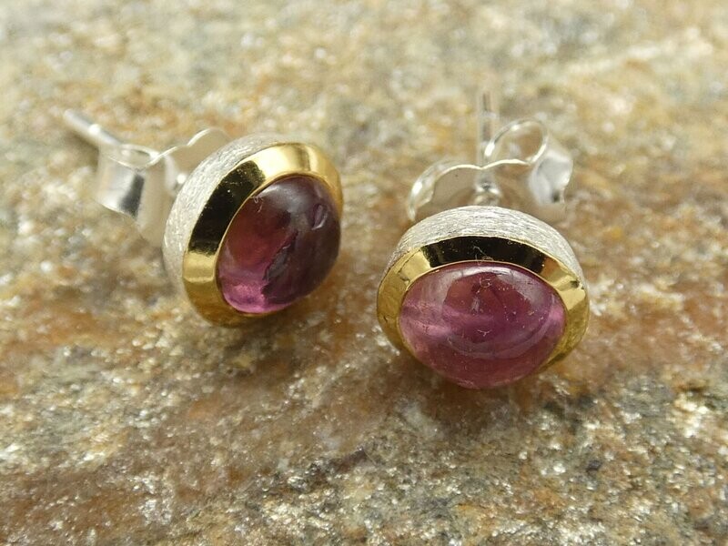 Ohrstecker Turmalin, rot, rund, cabochon, bicolor, Silber 925, vergoldet 5µ Ohrstecker Turmalin, rot, rund, cabochon, bicolor, Silber 925, vergoldet 5µ