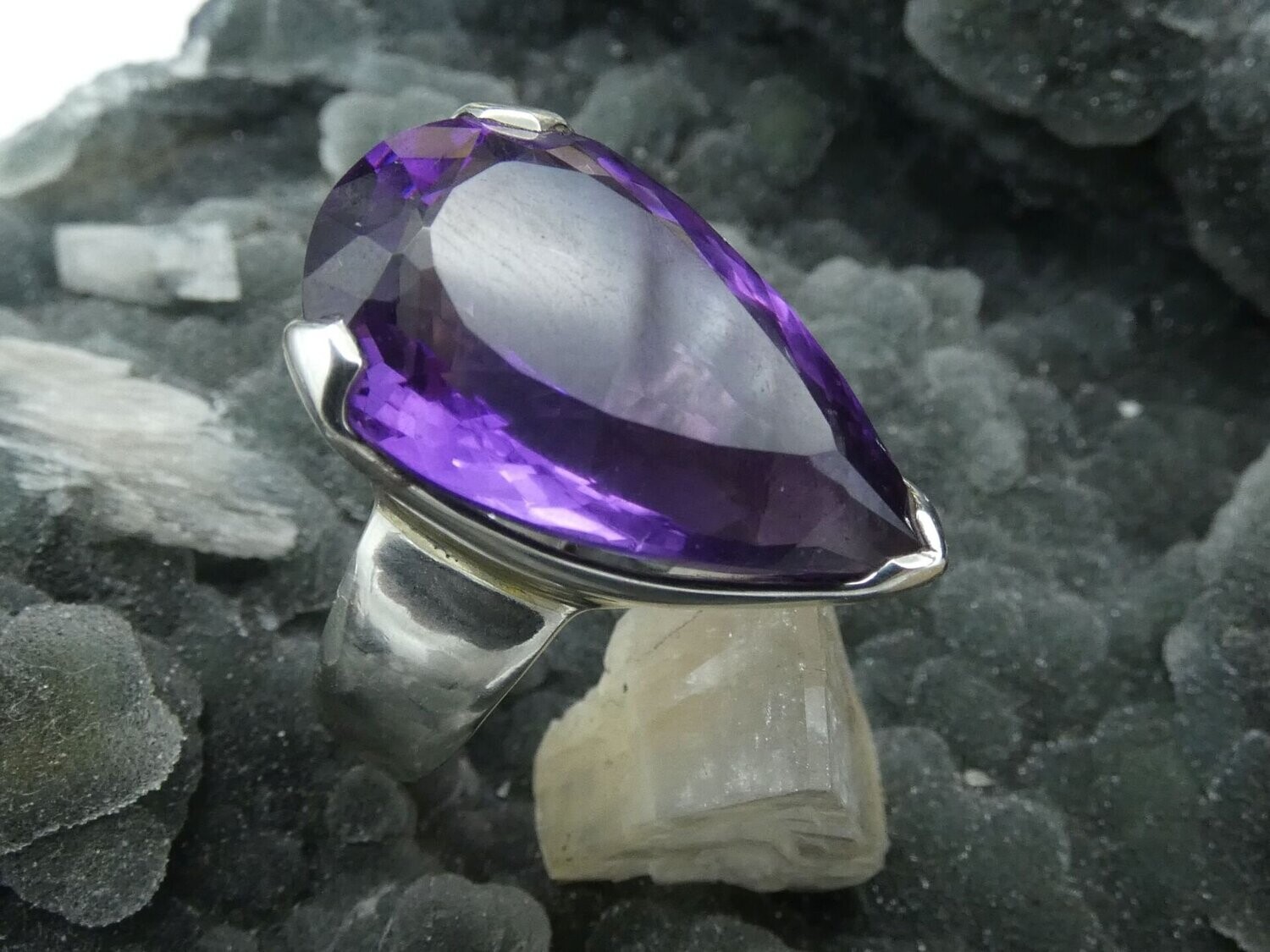 Ring Amethyst, facettiert, Größe 55, Tropfenform, Krallenfassung, Silber 925