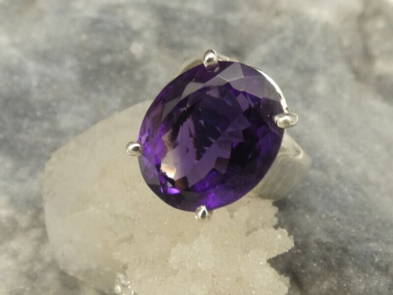 Ring Amethyst, oval, facettiert, Größe 57, Krallenfassung, Silber 925 Ring Amethyst, oval, facettiert, Größe 57, Krallenfassung, Silber 925