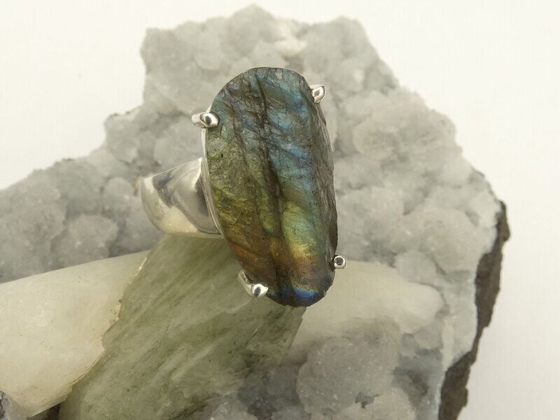 Ring Labradorit, roh, oval, Fassung Silber 925, Ringgröße 56 Ring Labradorit, roh, oval, Fassung Silber 925, Ringgröße 56