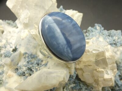 Ring blauer Opal, oval, Silberfassung 925, Größe 58