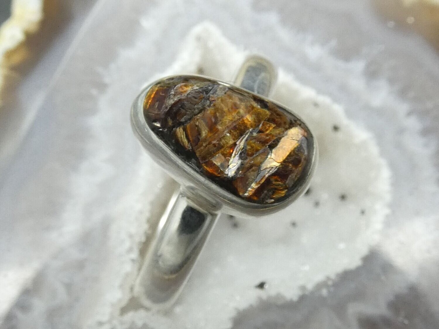 Ring Astrophyllit, Freiform, Silberfassung 925, Größe 54