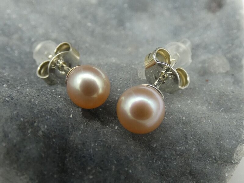 Ohrstecker Perle, Ø 6mm, perlmutt-leicht rosa, rund mit Silber 925 Ohrstecker Perle, Ø 6mm, perlmutt-leicht rosa, rund mit Silber 925