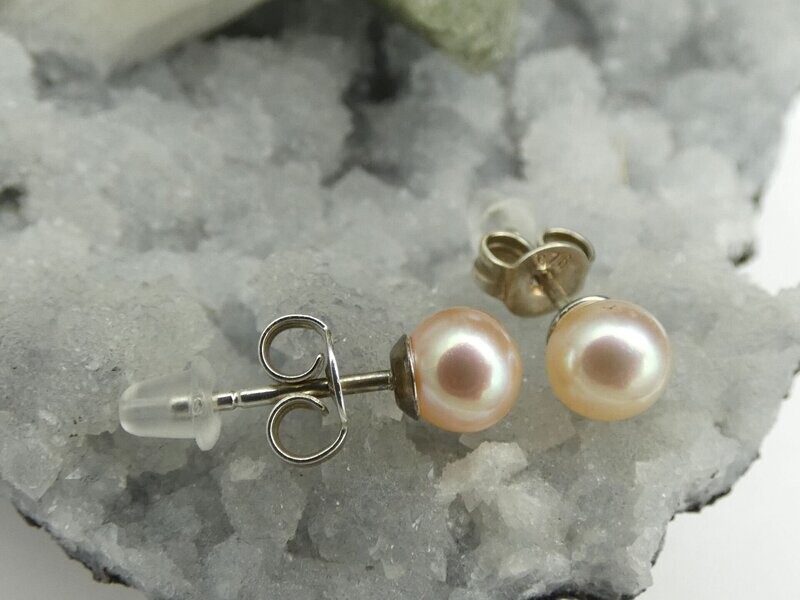 Ohrstecker Perle, Ø 6mm, perlmutt-leicht rosa, rund mit Silber 925 Ohrstecker Perle, Ø 6mm, perlmutt-leicht rosa, rund mit Silber 925