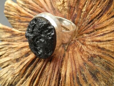 Ring Tektit, roh, oval, Silberfassung 925 - Größe 57 Ring Tektit, roh, oval, Silberfassung 925 - Größe 57