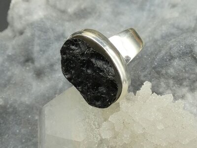 Ring Tektit, roh, oval, Silberfassung 925 - Größe 52 Ring Tektit, roh, oval, Silberfassung 925 - Größe 52
