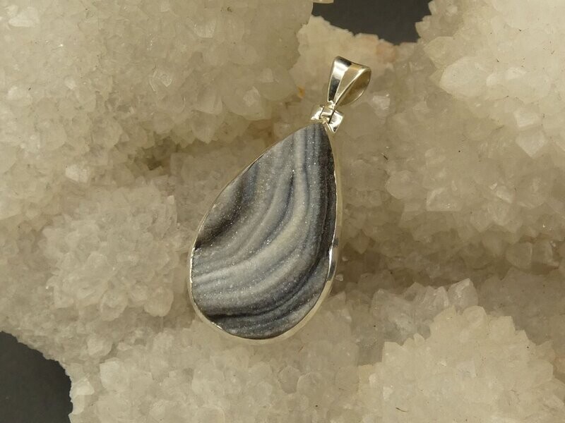 Anhänger Chalcedon, roh, Tropfenform, Silber 925, Anhänger Chalcedon, roh, Tropfenform, Silber 925, "Jungle-Druzy"