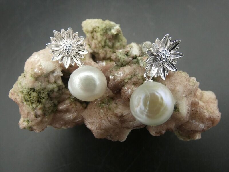 Ohrhänger Perle, Ø 11mm, perlmutt, an Blüte aus Silber 925 Ohrhänger Perle, Ø 11mm, perlmutt, an Blüte aus Silber 925