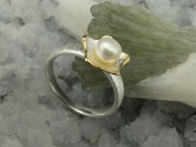 Ring Perle, Ø 0,5cm, auf teilvergoldete Silberfassung 925, Größe 54