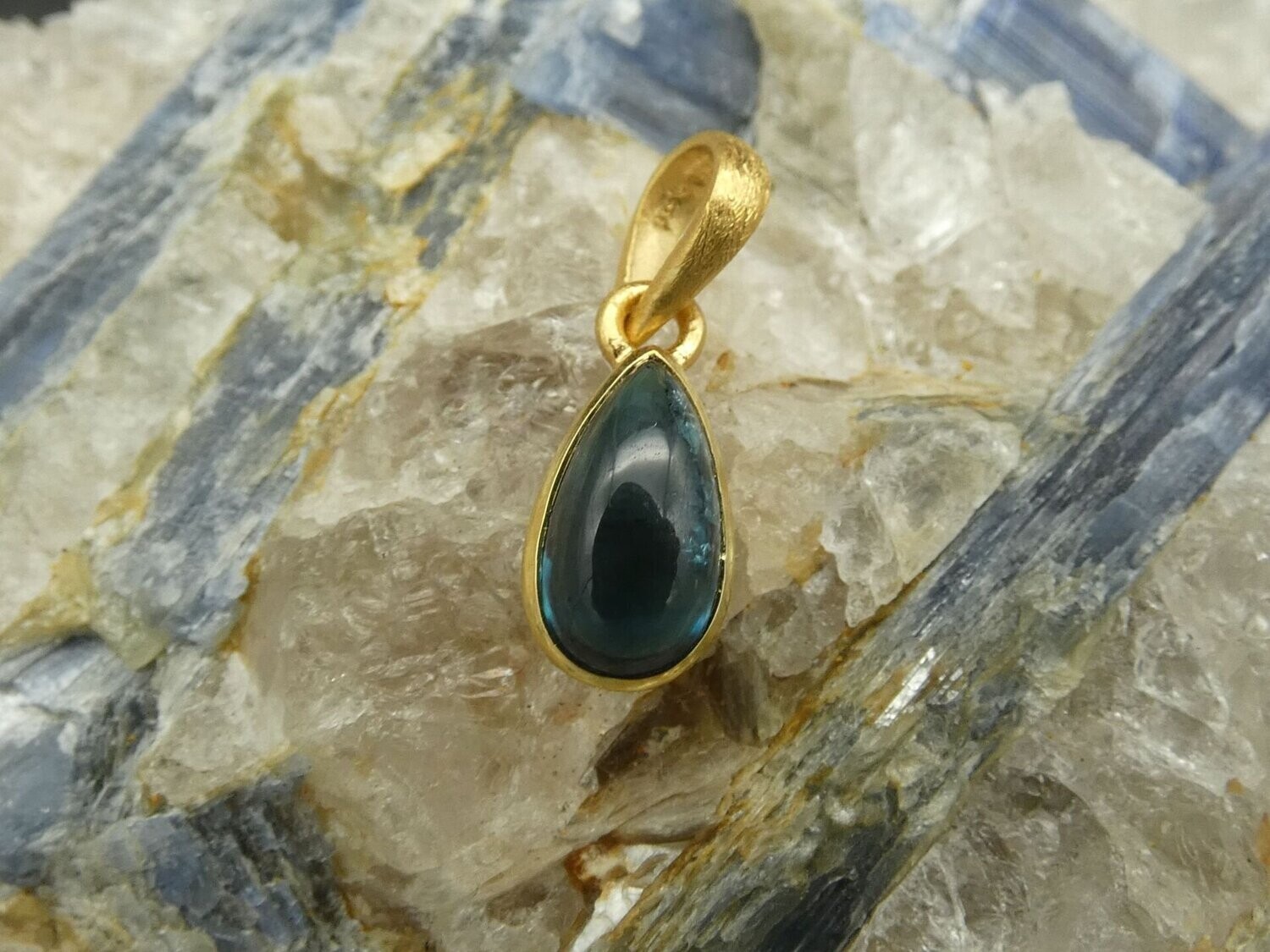 Anhänger Indigolith (blauer Turmalin), Tropfenform, vergoldet 5µ - Sonderpreis
