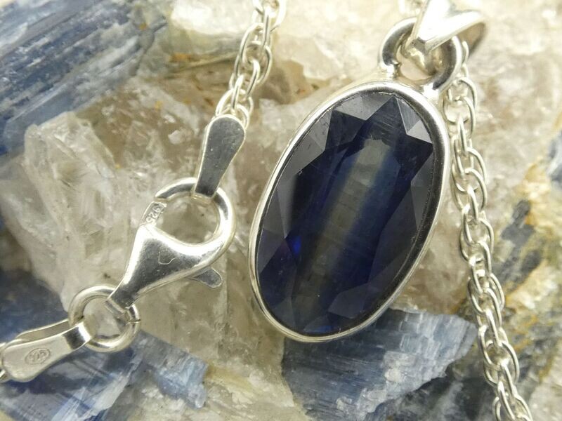 Anhänger Kyanit, oval, gefaßt in Silber 925 Anhänger Kyanit, oval, gefaßt in Silber 925