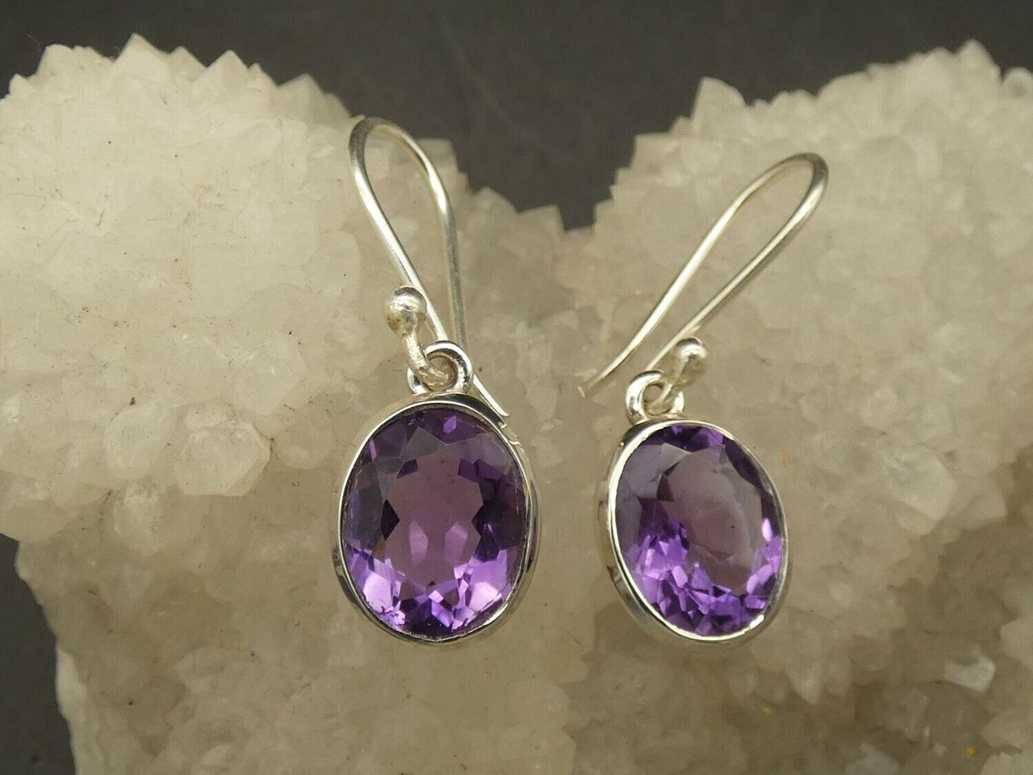 Ohrhänger Amethyst violett facettiert, oval, Silberfassung 92