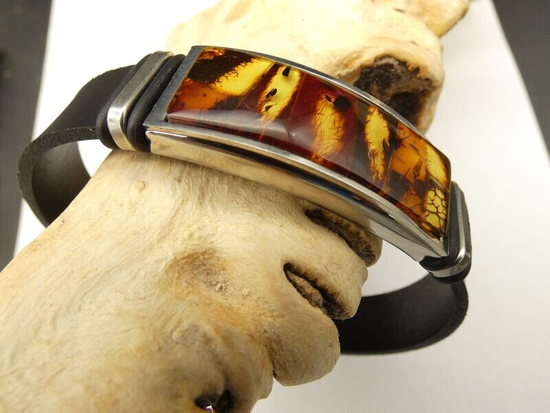 Armband mit Bernstein-Einlage, Leder mit Metall-Verschluß Armband mit Bernstein-Einlage, Leder mit Metall-Verschluß
