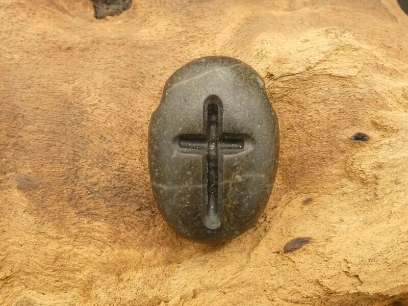 Bodensee Kiesel, Anhänger, Kreuz, dunkel-grün-braun Bodensee Kiesel, Anhänger, Kreuz, dunkel-grün-braun