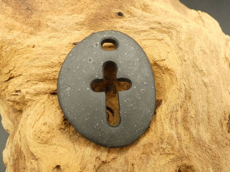 Bodensee Kiesel, Anhänger, Kreuz, schwarz Bodensee Kiesel, Anhänger, Kreuz, schwarz