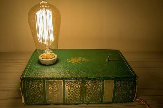 lampada da scrivania realizzata con vecchio libro verde oro