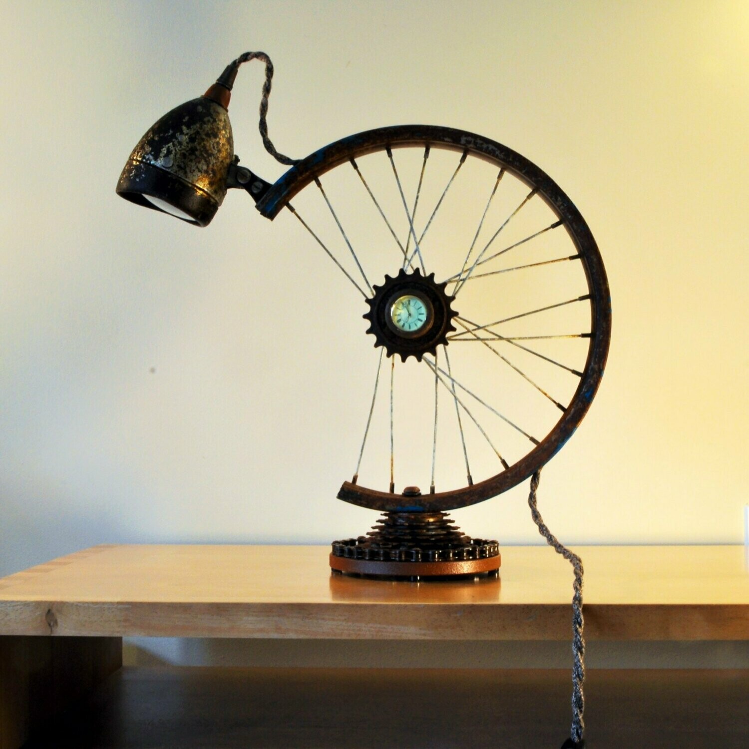 lampada da tavolo con orologio, vintage stile industriale