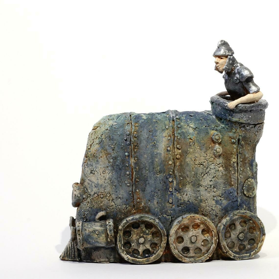 Scultura in ceramica guerriero con locomotiva