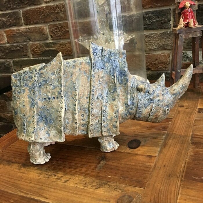 Scultura in ceramica rinoceronte