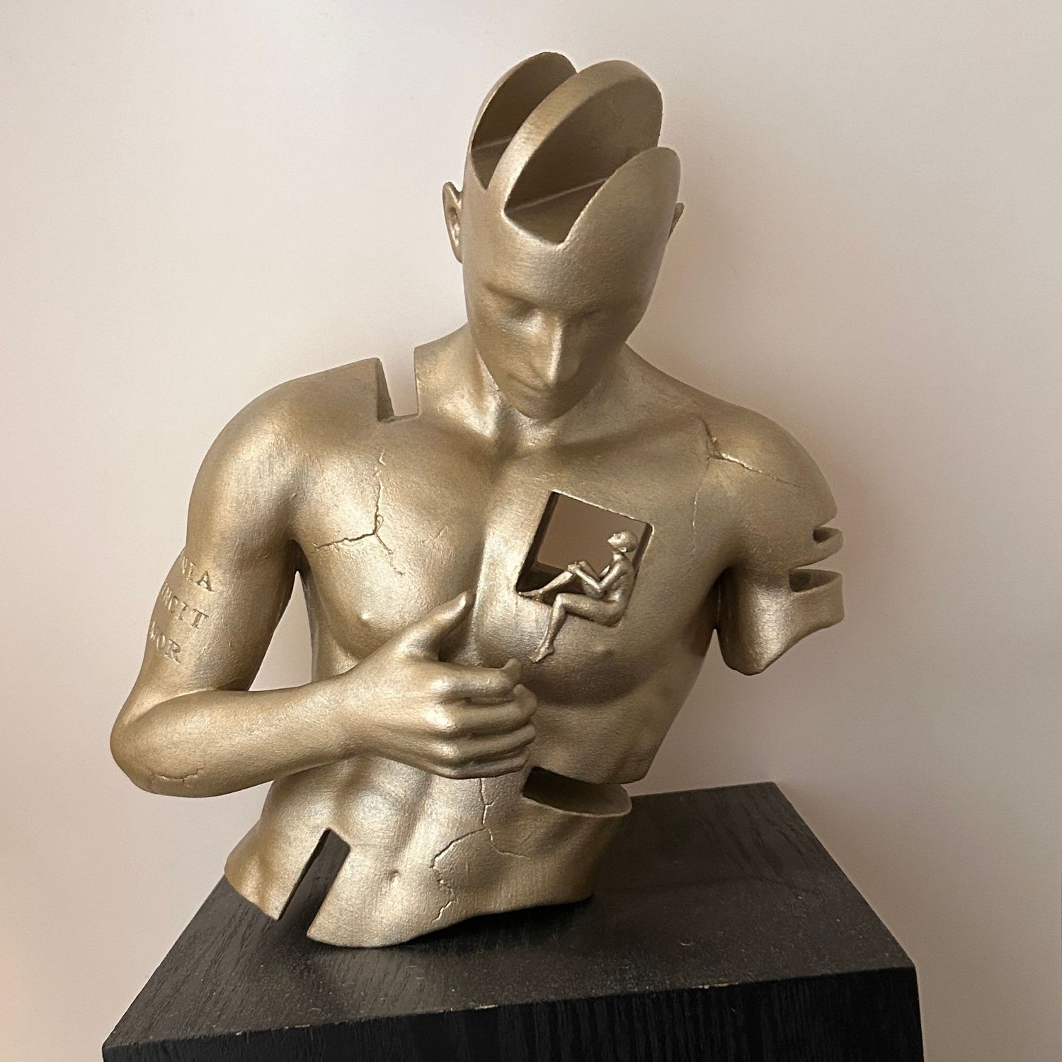 Andrea Giorgi "Omnia vincit amor" metallic champagne
