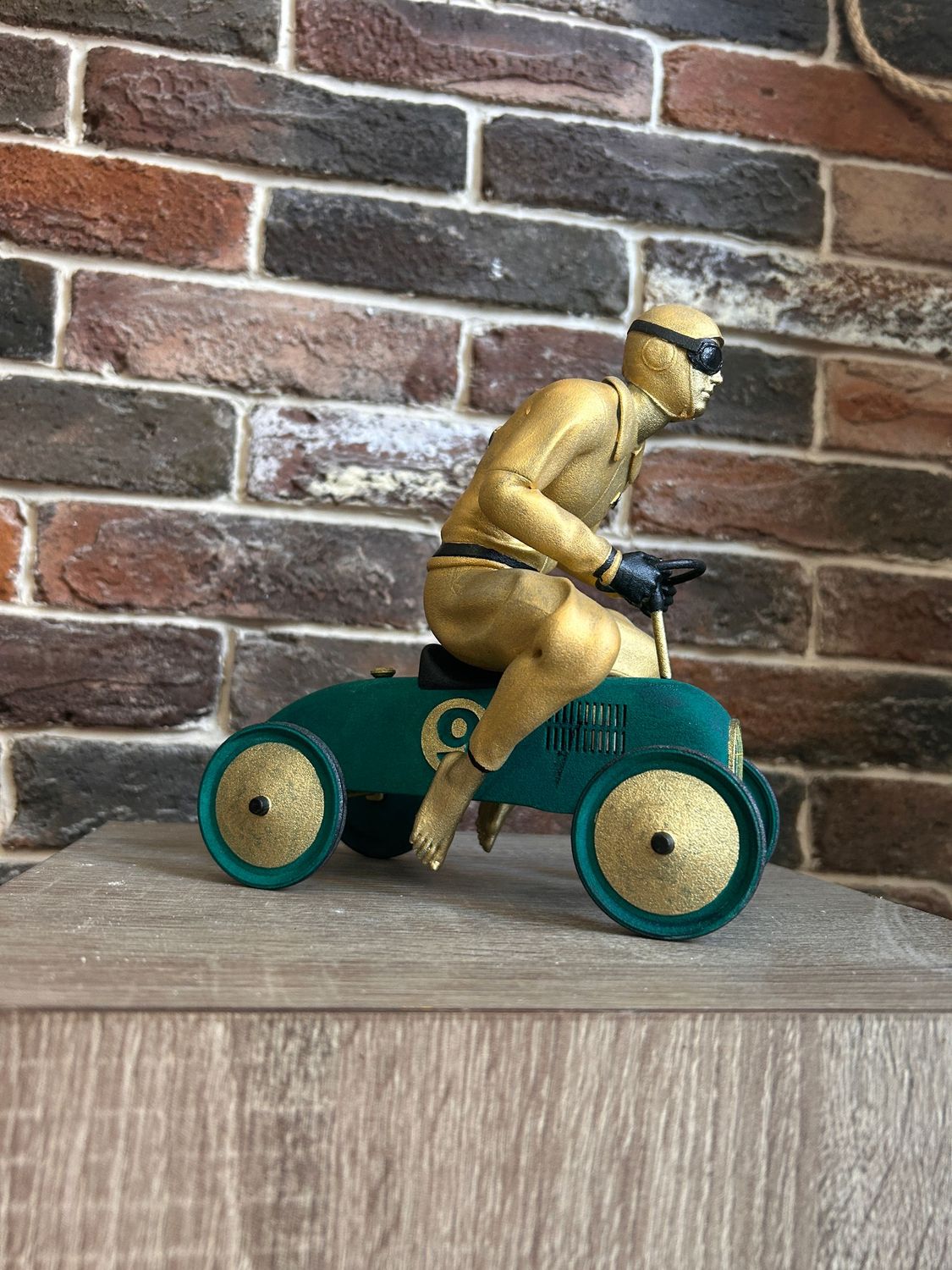 Andrea Giorgi  - scultura FAST & FURIOS verde oro