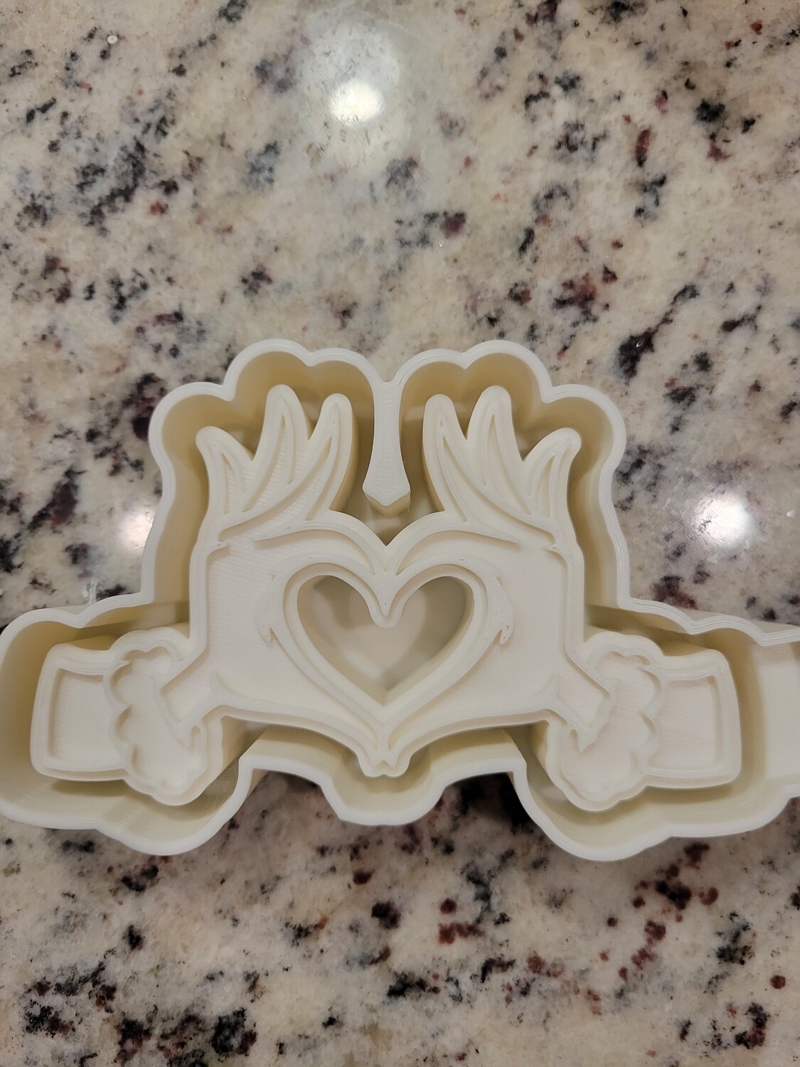 Grinch heart hands Freshie mold