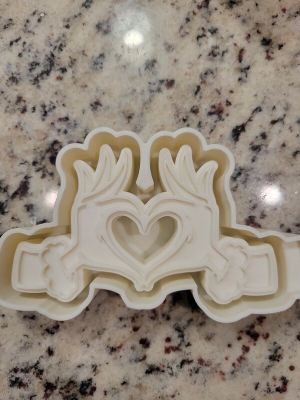 Grinch heart hands Freshie mold