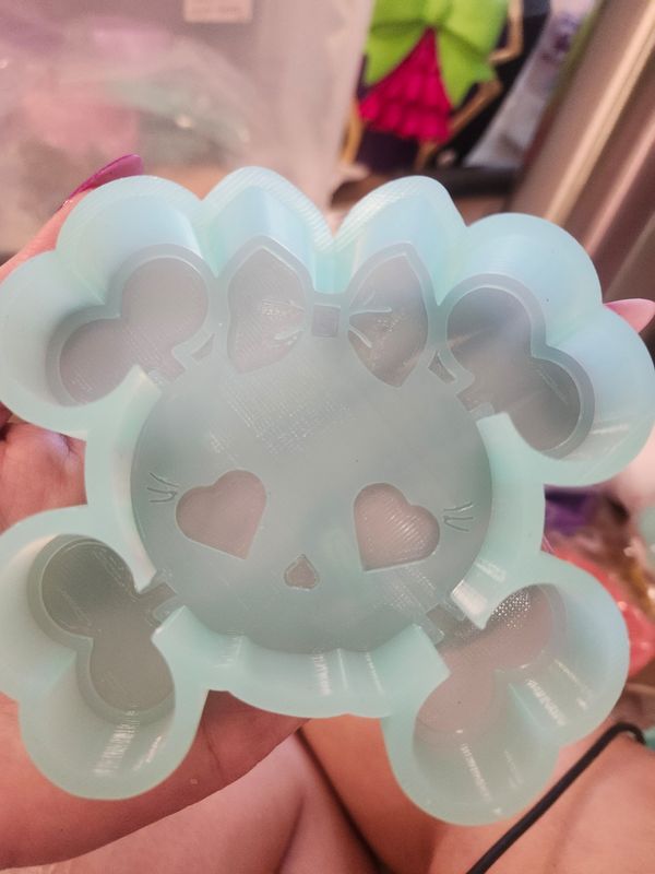 Heart eyes skull