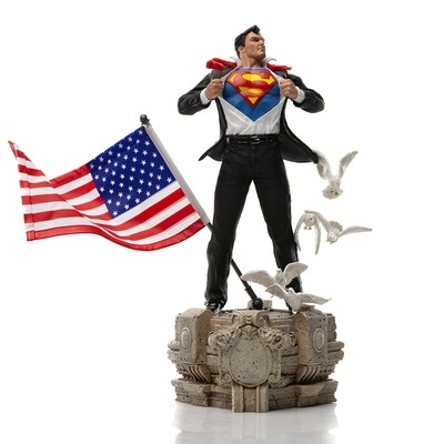 Iron Studios Clark Kent Deluxe Statue - DC Comics - Art Scale 1/10