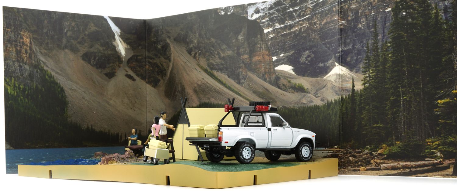 PRE-ORDER Tiny BMC 1/64 Toyota 1980 Hilux N60, N70 -White w/Accessory + Diorama ivory Camping Set (RHD)