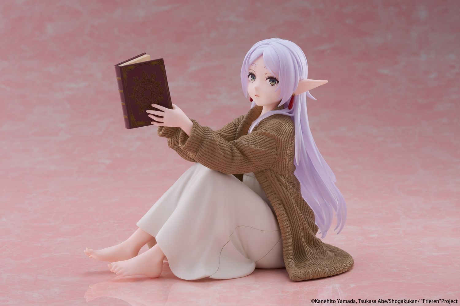 PRE-ORDER Good Smile Frieren Beyond Journey&#39;s End Desktop Cut Figure - Frieren (Roomwear Ver.)