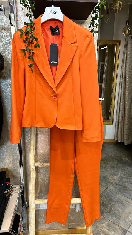 Completo arancione