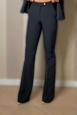 Pantaloni flare