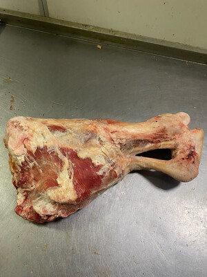 Голяшка говяжья (мясо,кость,хрящ) вес 1шт примерно 6-8 кг