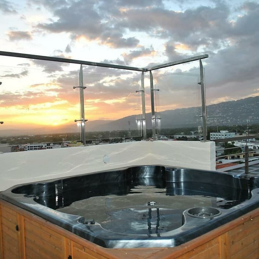 Master Suite  with balcony ( Harloe's)