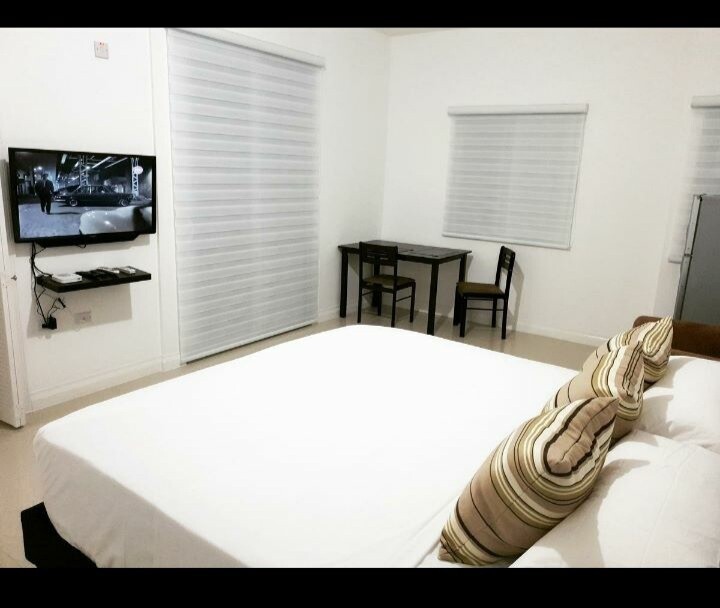 2 Bedroom Suite with balcony ( Harloe's)