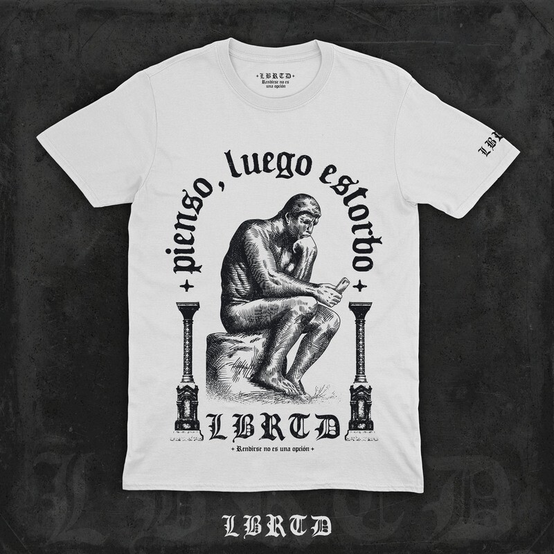 &quot;PIENSO LUEGO ESTORBO II&quot; (prenda a elegir)